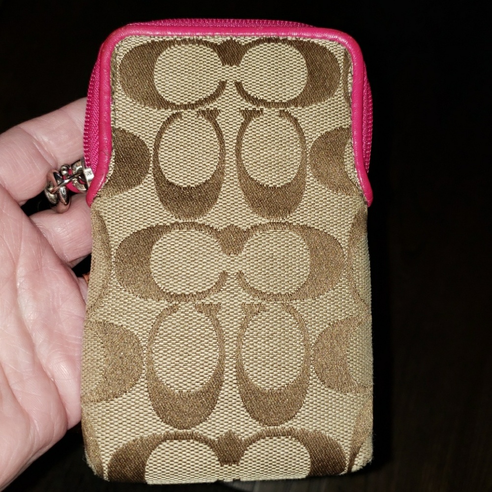 New Coach Wristlet - Picture 5 of 8